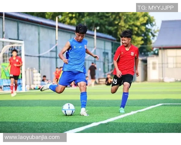 在绿茵场上拼搏的瞬间精彩足球赛的热血与感动