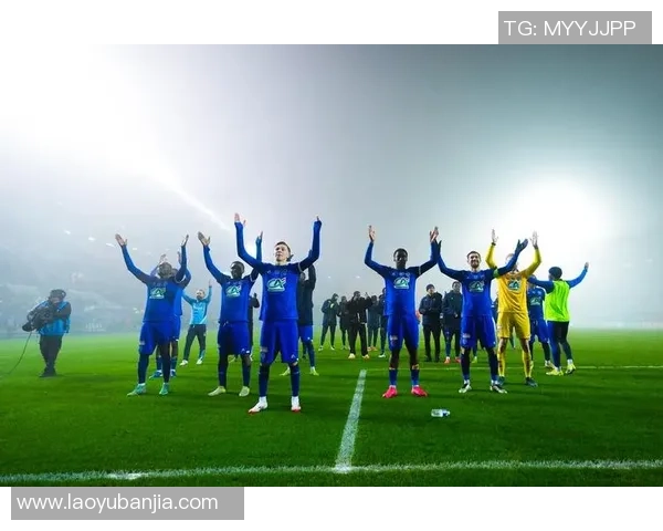 足球老师带领学生激情对决足球赛展现青春活力与团队精神 足球老师带领学生激情对决足球赛展现青春活力与团队精神