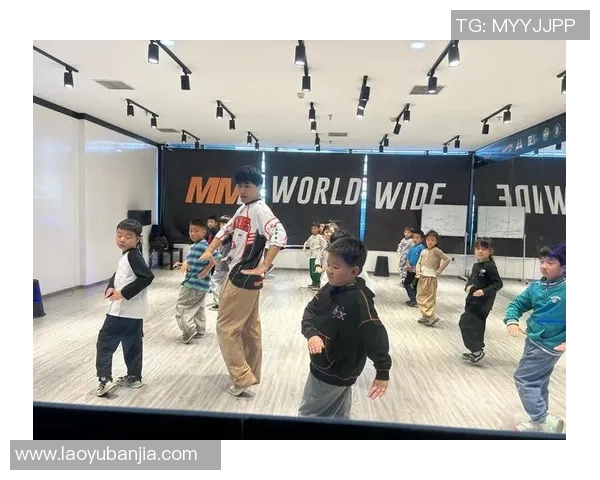 重庆街舞队荣获全国街舞比赛第三名展现实力与风采 重庆街舞队荣获全国街舞比赛第三名展现实力与风采